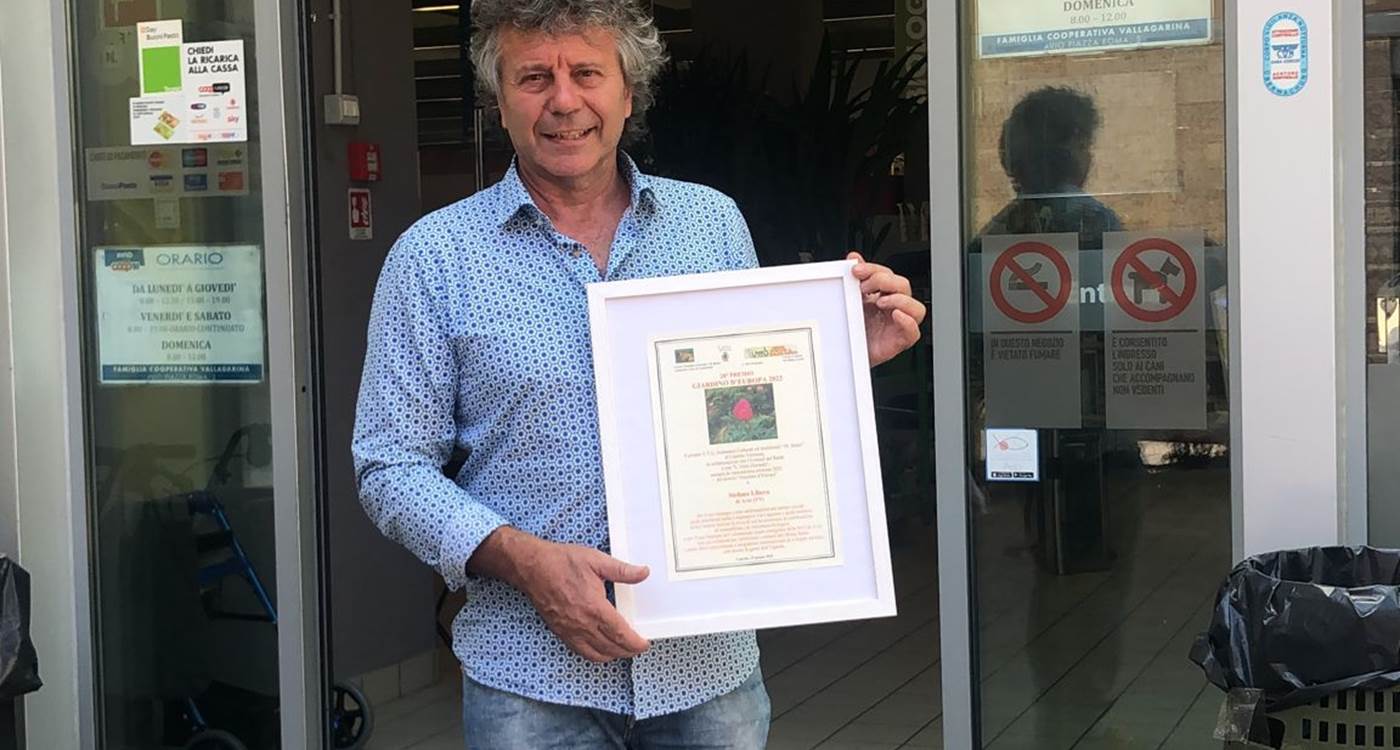 Stefano Libera mostra il riconoscimento