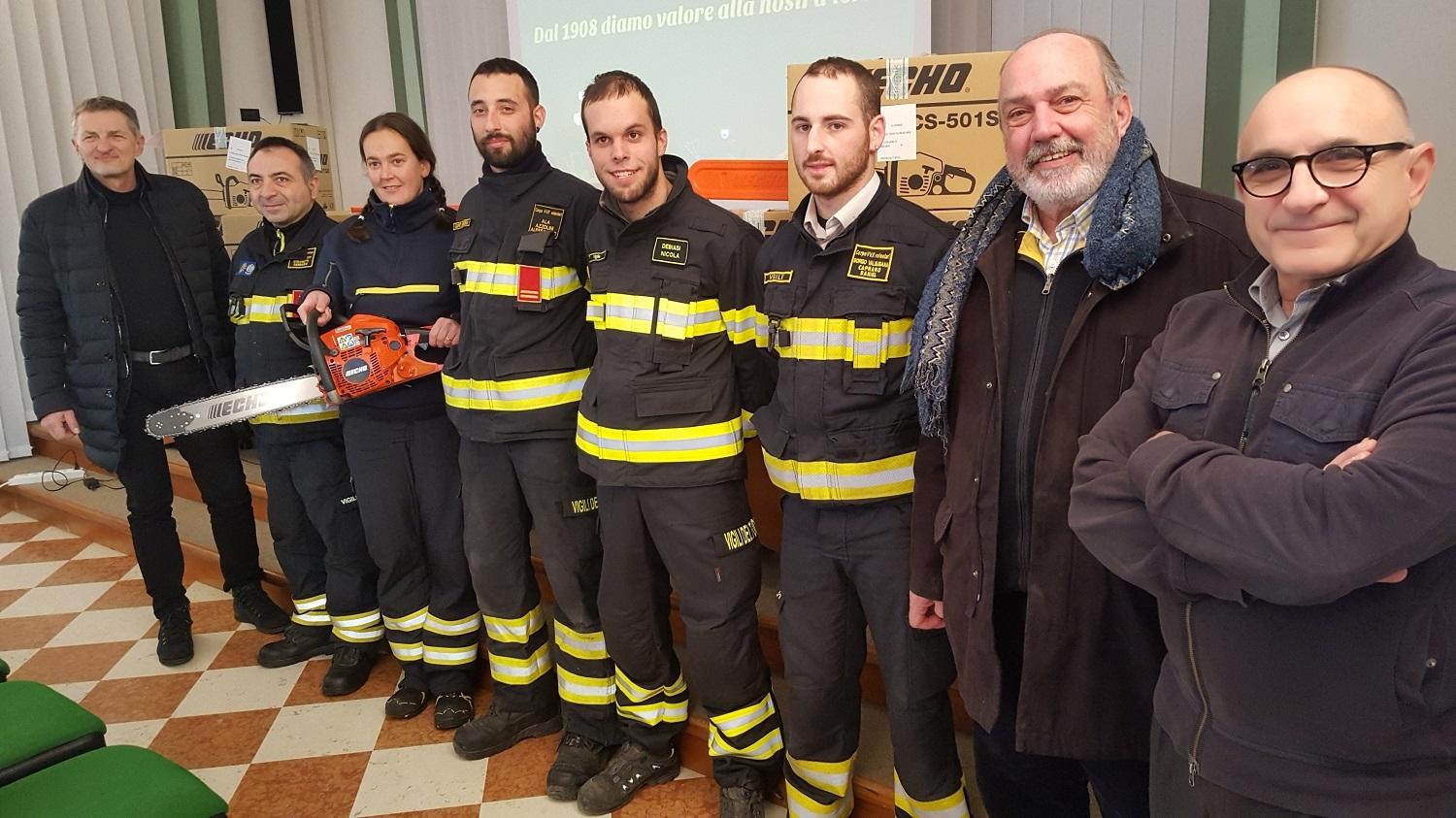 Sav - Società Agricoltori Vallagarina per i Vigili del Fuoco Volontari Oggi pomeriggio, alla sede della Sav a Sant’llario di Rovereto, è stata donata una motosega a ognuno dei Corpi dei Vigili del Fuoco Volontari attivi nelle zone dove Società Agricoltori Vallagarina agisce nella quotidianità.