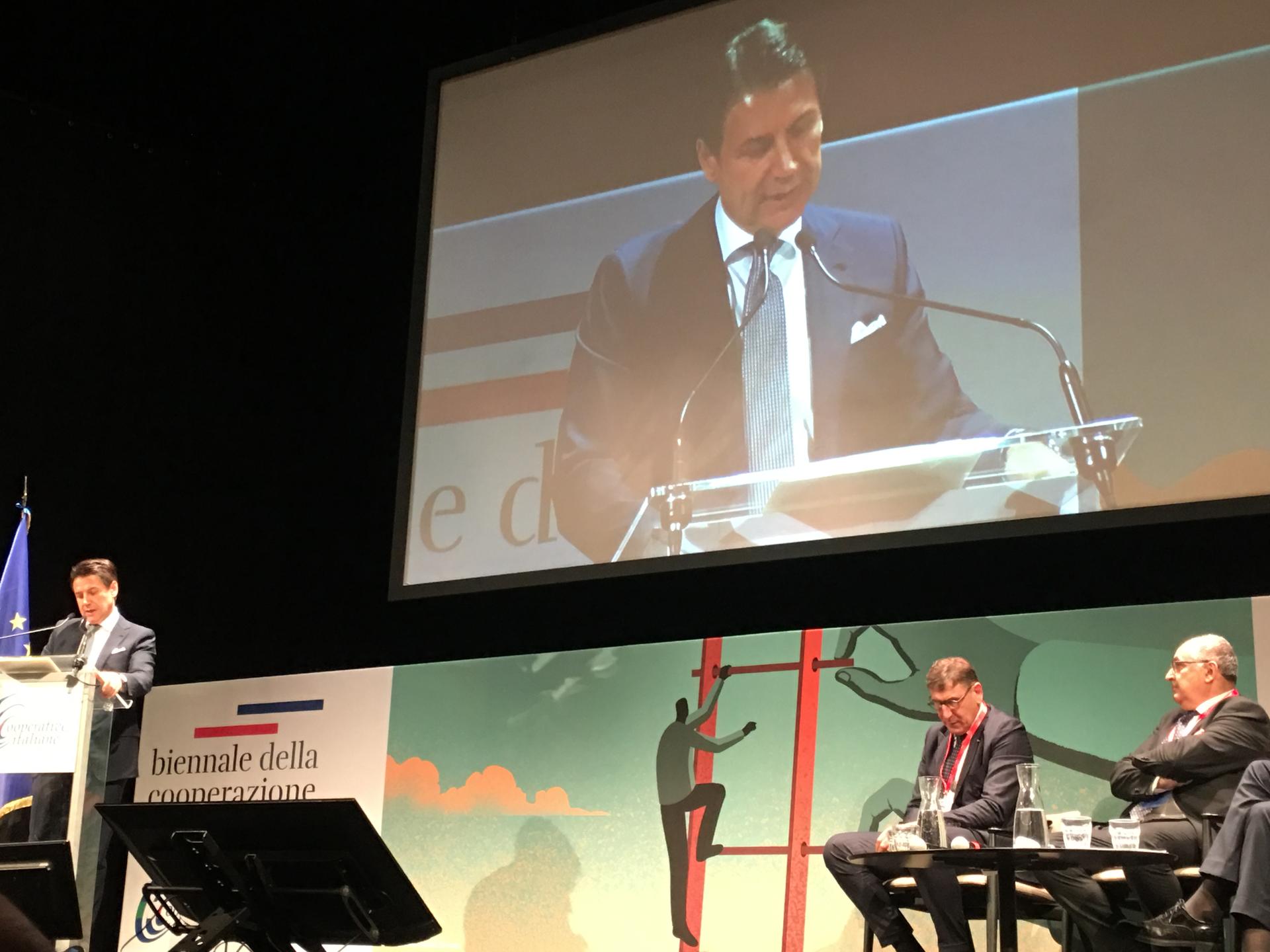 il premier Conte agli Stati Generali della cooperazione italiana Al teatro Eliseo di Roma l’appuntamento conclusivo della Biennale della cooperazione con le proposte per il Paese dell’Alleanza delle cooperative italiane. Maurizio Gardini: le Cooperative sono una risorsa per il Paese, combattiamo la piaga delle false coop che sfruttano 100mila lavoratori. Il premier Giuseppe Conte: vi appoggiamo, siete una ricchezza da valorizzare.Mauro Lusetti presidente dell’Alleanza per i prossimi due anni
