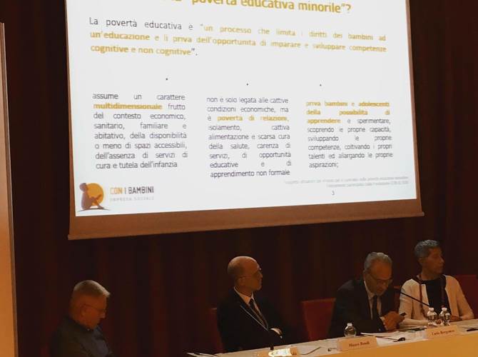 La povertà educativa è responsabilità dell'intera comunità Alla presentazione ufficiale del progetto #Fuoricentro: coltiviamo le periferie, il richiamo all’attenzione al tema della povertà educativa, spesso troppo poco considerato, da parte del prof. Carlo Borgomeo presidente dell’impresa sociale Con i Bambini. E proprio il contrasto alla povertà educativa è l’obiettivo di fondo del progetto che coinvolgerà per tre anni 30 realtà del territorio trentino nelle Comunità del Comun General de Fascia, della Valsugana e Tesino e della Paganella.