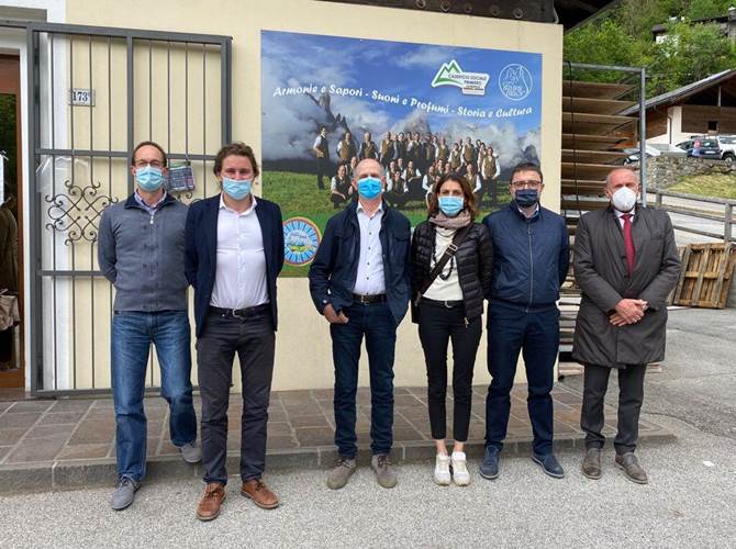 Caseificio sociale Primiero. Giovani protagonisti per una zootecnia sostenibile Una realtà cooperativa che è un bell’esempio di protagonismo giovanile e di attenta gestione del territorio, delle sue malghe e dei suoi alpeggi. Per una valorizzazione che è un valore aggiunto anche in termini di offerta turistica ed enogastronomica per l’intero comprensorio di riferimento. Questo il valore dell’esperienza del Caseificio sociale Primiero, presidio per la zootecnia delle valli del Primiero e del Vanoi in Trentino, a cui ieri ha fatto visita una rappresentanza della Giunta provinciale di Trento, in occasione della seduta fuori porta a Sagron Mis.