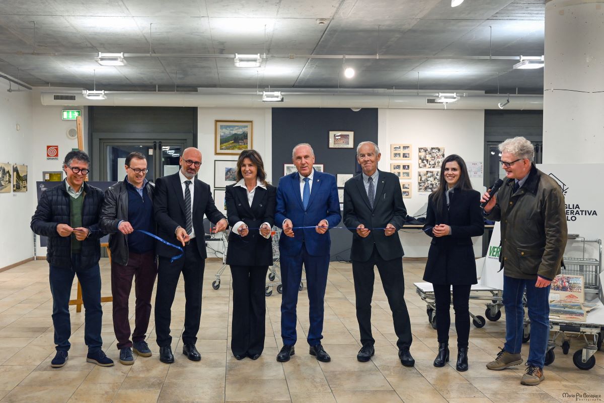 Taglio del nastro della mostra