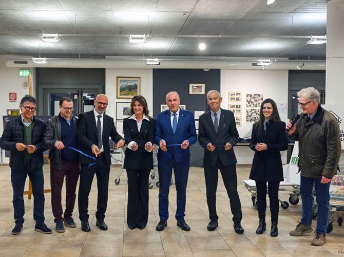 Taglio del nastro della mostra