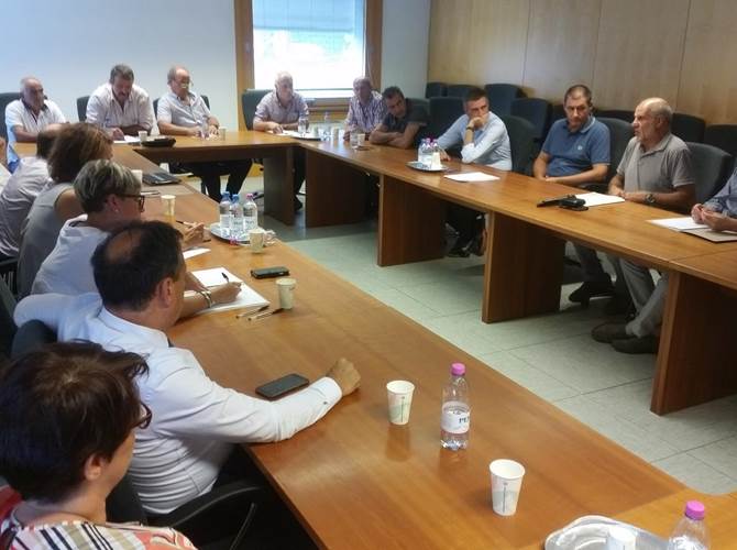 Lupi e orsi, una minaccia per gli alpeggi  Sono in aumento in Trentino gli episodi di predazione di bovini e ovini da parte dei grandi carnivori. In un incontro promosso dalla Federazione Allevatori con le organizzazioni sindacali agricole e la delegazione dei parlamentari trentini, sollecitato l’intervento della politica locale e nazionale. Fezzi: “Chi viene colpito non sa come difendersi e potrebbe decidere di abbandonare la montagna”.     > Immagini dell'incontro e interviste cliccando qui