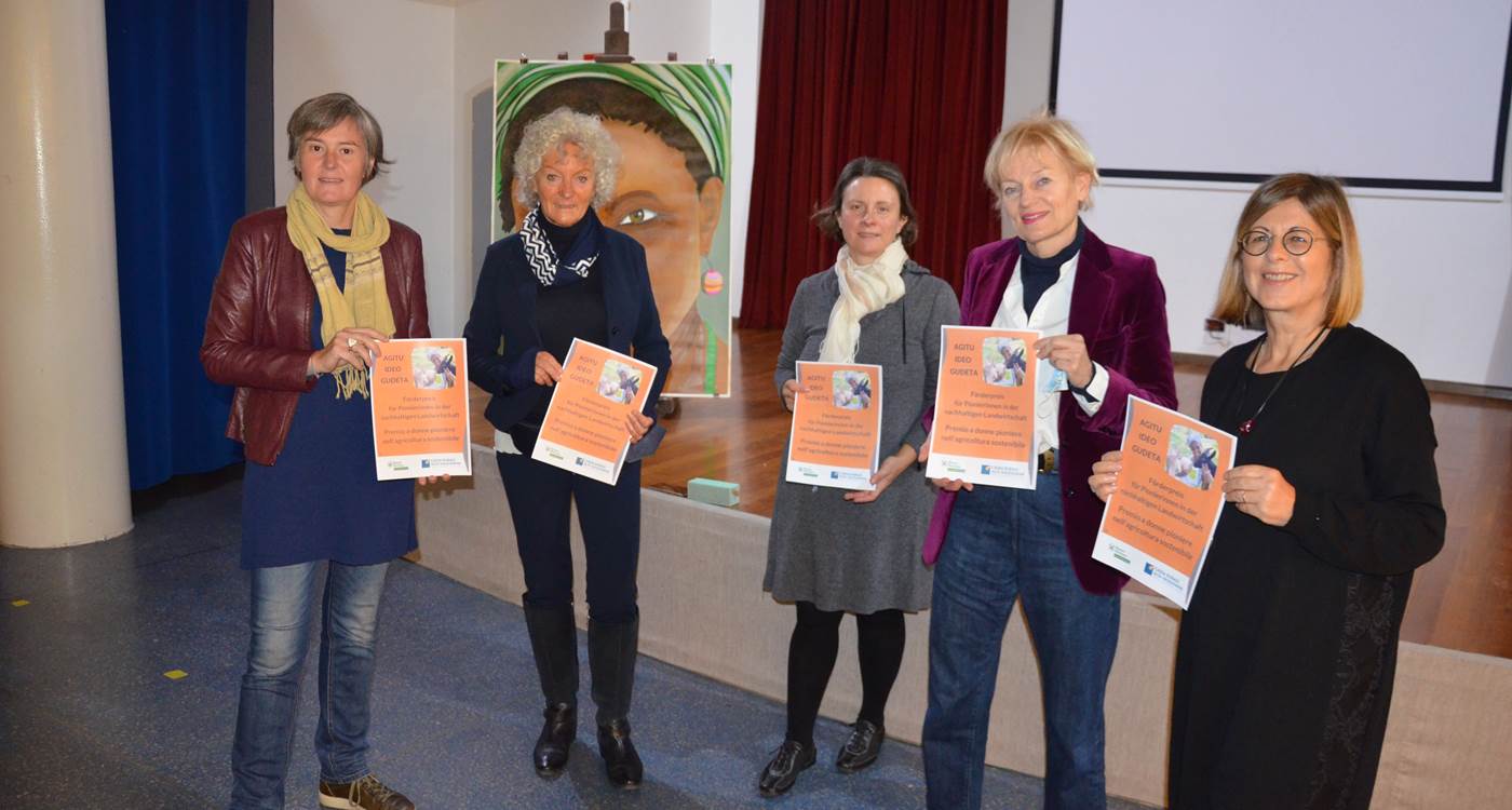 Il gruppo di iniziativa Nella foto (da sinistra a destra): Marion Maier, la prof.ssa Susanne Elsen, Dr Alessandra Piccoli, Martina Schullian e Monika Gross.