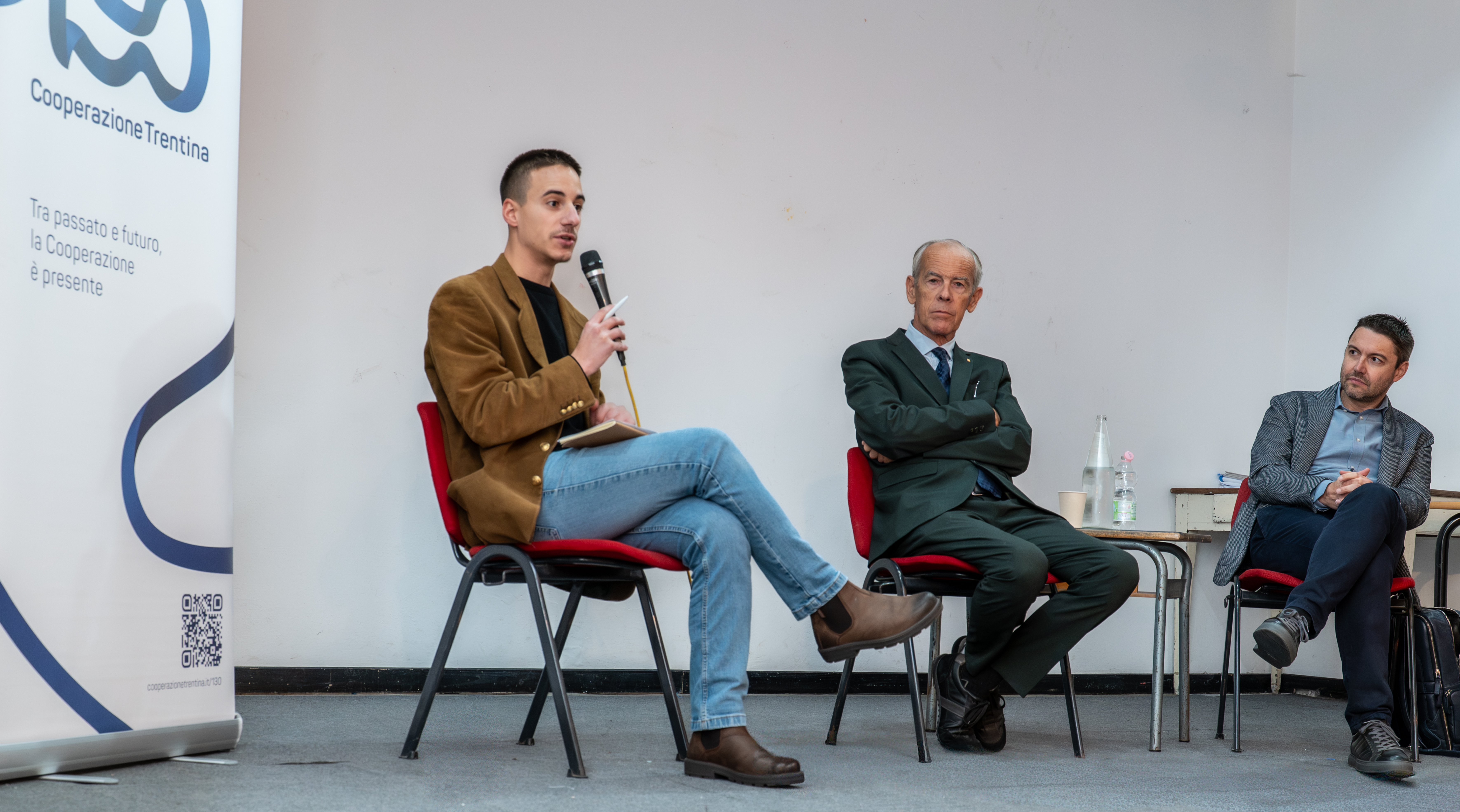 L'incontro al teatro parrocchiale di Fiavé (Foto di Luca Chisté, concesse da ilT quotidiano)
