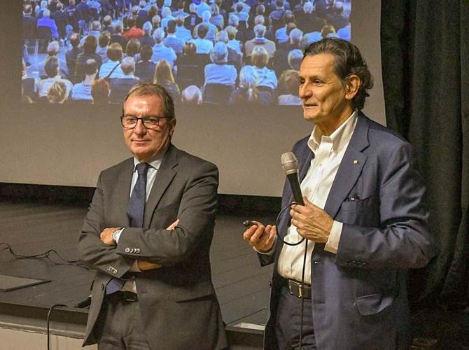 Cassa di Trento, nominati i componenti degli organi sociali Il Consiglio di Amministrazione della Cassa di Trento, Lavis, Mezzocorona e Valle di Cembra ha provveduto oggi a nominare i componenti degli organi sociali, nel rispetto degli accordi del progetto di fusione.Presidente Giorgio Fracalossi (eletto direttamente dall'assemblea), vicepresidente vicario Ermanno Villotti.