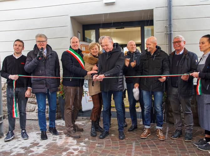 Il presidente Alessandro Sontacchi inaugura il punto vendita