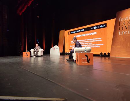 Roberto Simoni presenta il progetto che ha coinvolto gli studenti