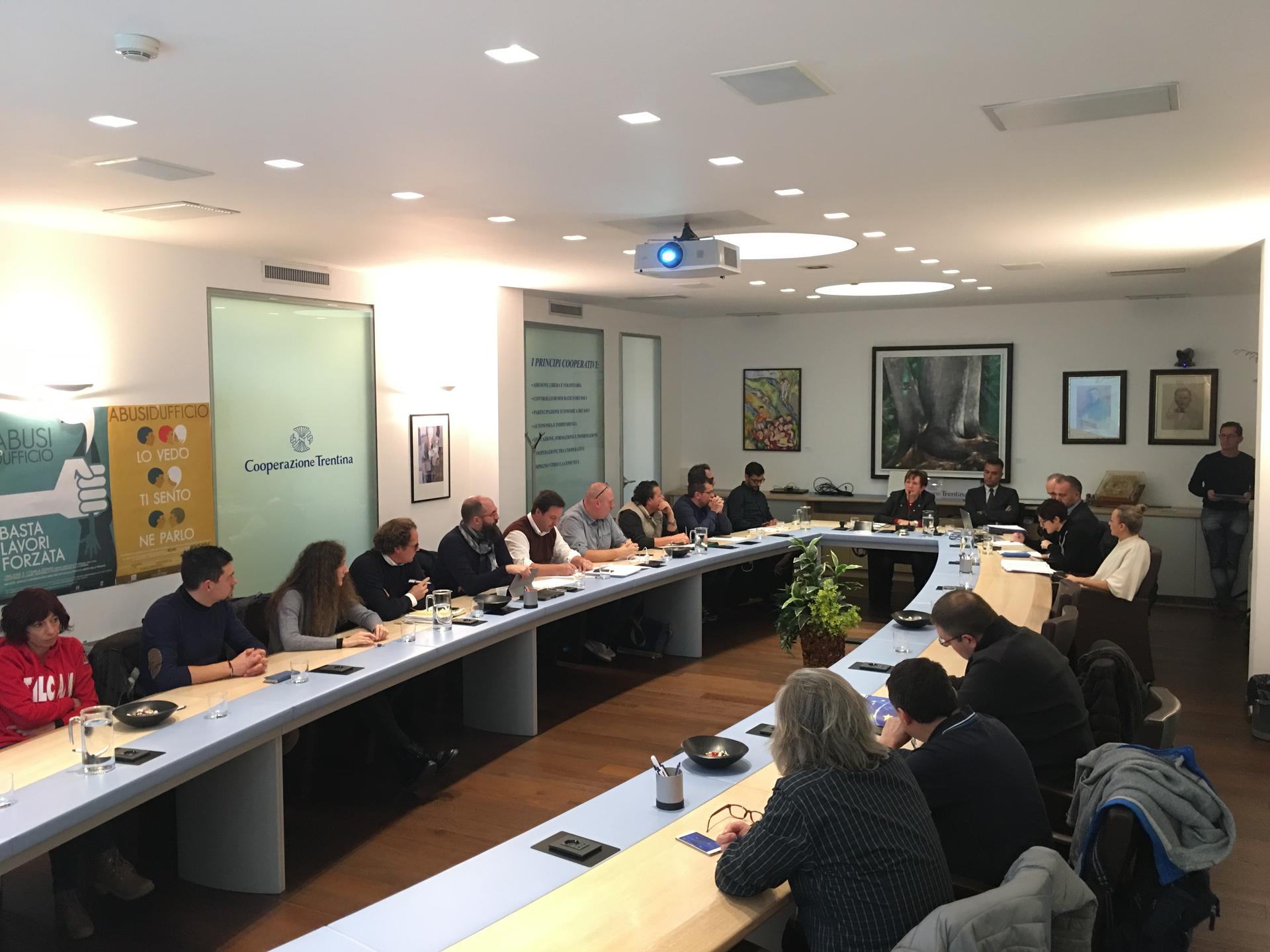 La Federazione ai sindacati: dialogo su una agenda di relazioni bilaterali Costruttivo doppio incontro stamani nella sede della Federazione con i segretari confederali e con le organizzazioni sindacali di categoria del settore consumo.Reciproco riconoscimento ed impegno ad una periodica consultazione. La Federazione (ri)diventa il luogo dove discutere le tematiche del lavoro. La presidente Mattarei ha richiamato i rappresentanti sindacali ad una maggiore responsabilità nel gestire dichiarazioni che possono essere lesive dell’intero sistema.La situazione attuale dei lavoratori licenziati da Sait: degli ottanta iniziali, 10 hanno trovato ricollocazione, 5 saranno collocati in pensione entro il termine della Naspi, e 10 non si sono presentati ai colloqui. Si lavora quindi per ricollocare 55 lavoratori, con particolare attenzione ai soggetti più deboli.