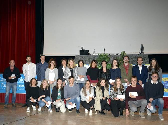 Cassa Rurale Dolomiti: premiati 94 studenti L’Auditorium intercomunale di Transacqua ha fatto da cornice alla cerimonia di assegnazione delle borse di studio a ben 94 studenti tra diplomati e laureati.