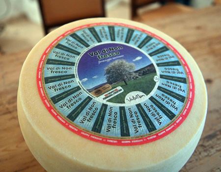 Val di Non fresco formaggio nostrano