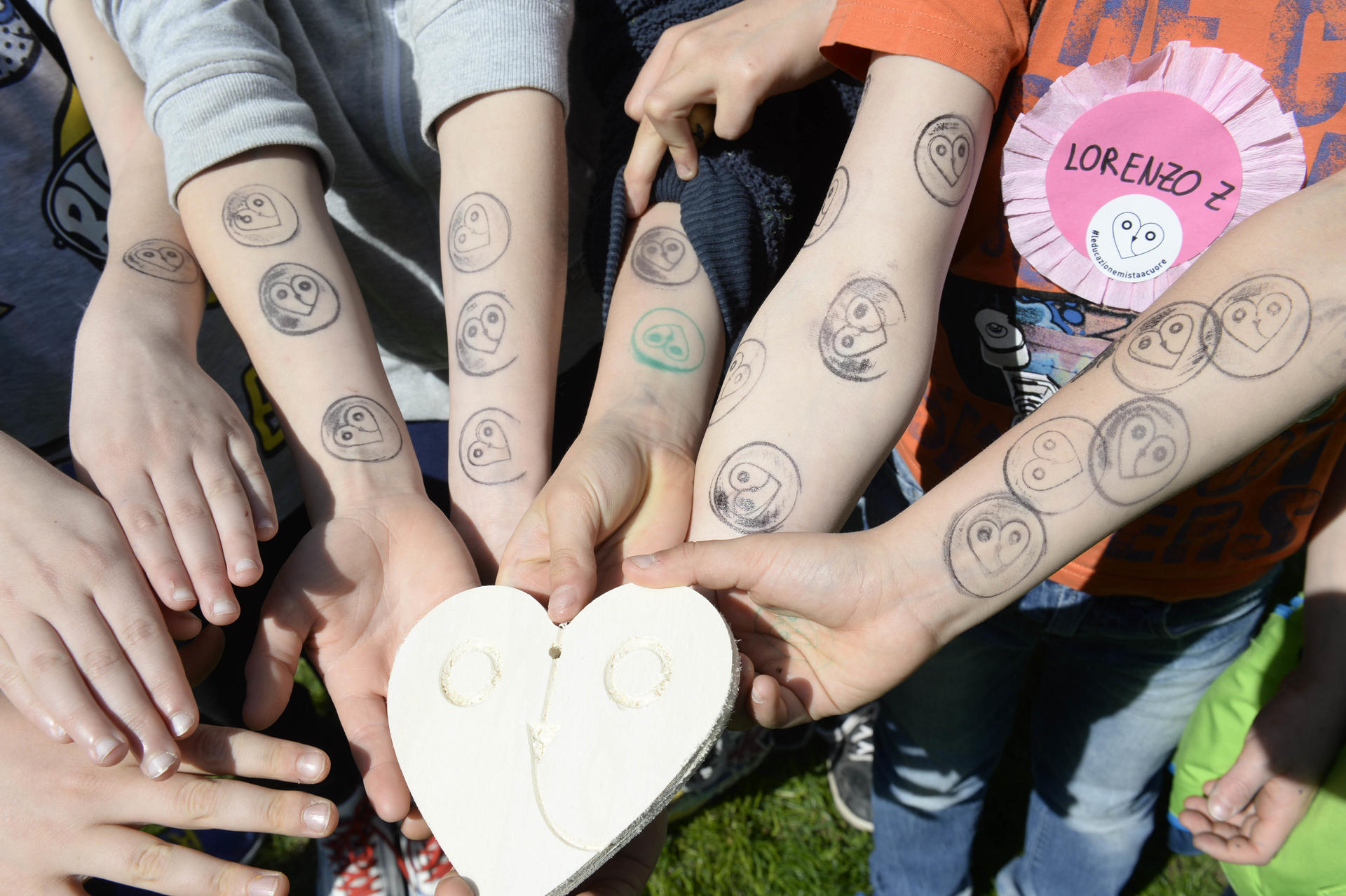 Dopo il successo delle due edizioni precedenti, torna il concorso &quot;L'educazione mi sta a cuore&quot;, promosso dal Comitato promotore del festival Educa e dedicato agli studenti delle scuole di ogni ordine e grado di tutto il territorio nazionale. L’iniziativa, realizzata grazie al sostegno delle Casse Rurali Trentine e dell'Azienda per il Turismo di Rovereto e Vallagarina, nasce con l’obiettivo di dare voce a bambini e ragazzi sul tema dell’educazione. I vincitori saranno comunicati e premiati venerdì 13 aprile, prima giornata di Educa interamente dedicata alle scuole. 