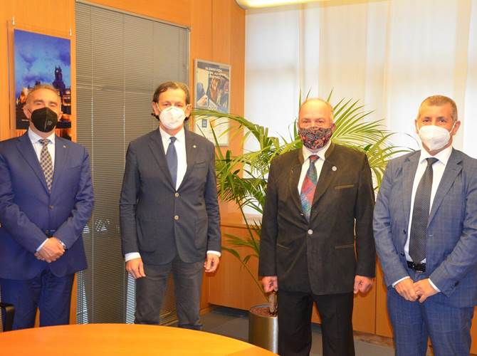 Firmato il protocollo di intesa per l’unione fra Cassa Rurale Alta Vallagarina e Lizzana e Cassa di Trento Cassa Rurale Alta Vallagarina e Lizzana e Cassa di Trento-Lavis-Mezzocorona-Valle di Cembra hanno sottoscritto il protocollo di intesa per l’unione delle due importanti banche di credito cooperativo. Adriano Orsi e Giorgio Fracalossi: “uno strumento per la crescita dei territori di riferimento e per la costruzione di un modello di sviluppo, dove la persona e le Comunità siano sempre tenute al centro dell’attenzione”. Nasce la banca del territorio che comprende le due città del Trentino.