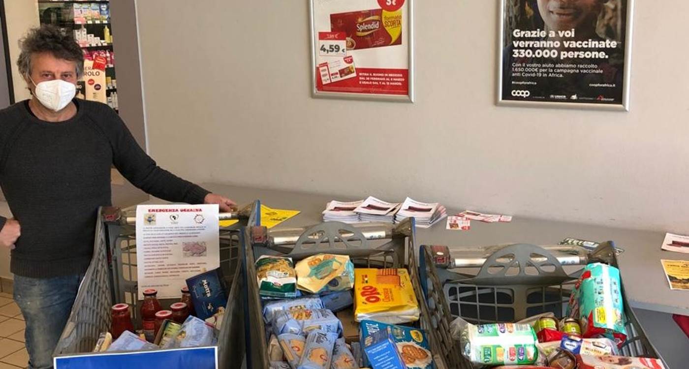Il presidente Stefano Libera con alcuni carrelli solidali