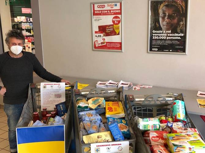 Il presidente Stefano Libera con alcuni carrelli solidali