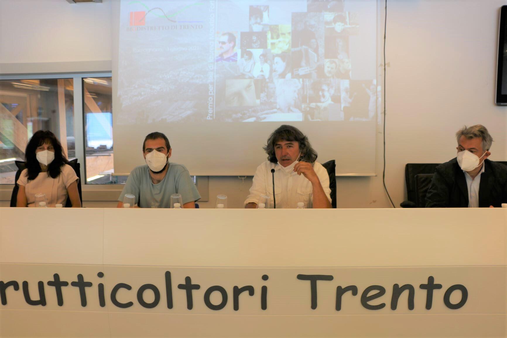 Presentato il Bando di concorso per il conferimento di due premi per tesi di laurea su tematiche relative all’ agricoltura biologica e alle ricadute economiche e culturali sul territorio. Iniziativa in memoria di Maurizio Forti.