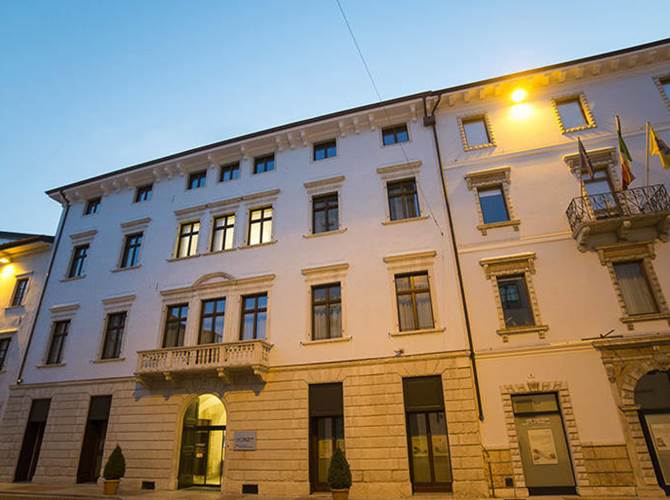 Cassa di Trento invita soci e clienti ad aderire all’iniziativa “Insieme per la Comunità - Emergenza Covid 19” Cassa di Trento, Lavis, Mezzocorona e Valle di Cembra, la banca della comunità, ha attivato una iniziativa per la raccolta fondi a favore della dell’Azienda Provinciale per i Servizi Sanitari del Trentino per l’acquisto di materiali ed attrezzatura per contrastare l’attuale emergenza sanitaria.