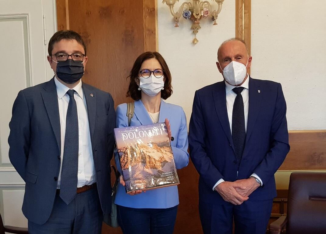 Colloquio denso quello tenutosi oggi tra il ministro per gli Affari regionali e le autonomie, Mariastella Gelmini e il presidente della Provincia autonoma, Maurizio Fugatti accompagnato dal vicepresidente Mario Tonina. Con loro anche il direttore generale della Provincia, Paolo Nicoletti, Valeria Placidi, dirigente generale del Dipartimento Affari e relazioni istituzionali, e Roberto Andreatta, dirigente generale del Dipartimento territorio, ambiente, energia e cooperazione.