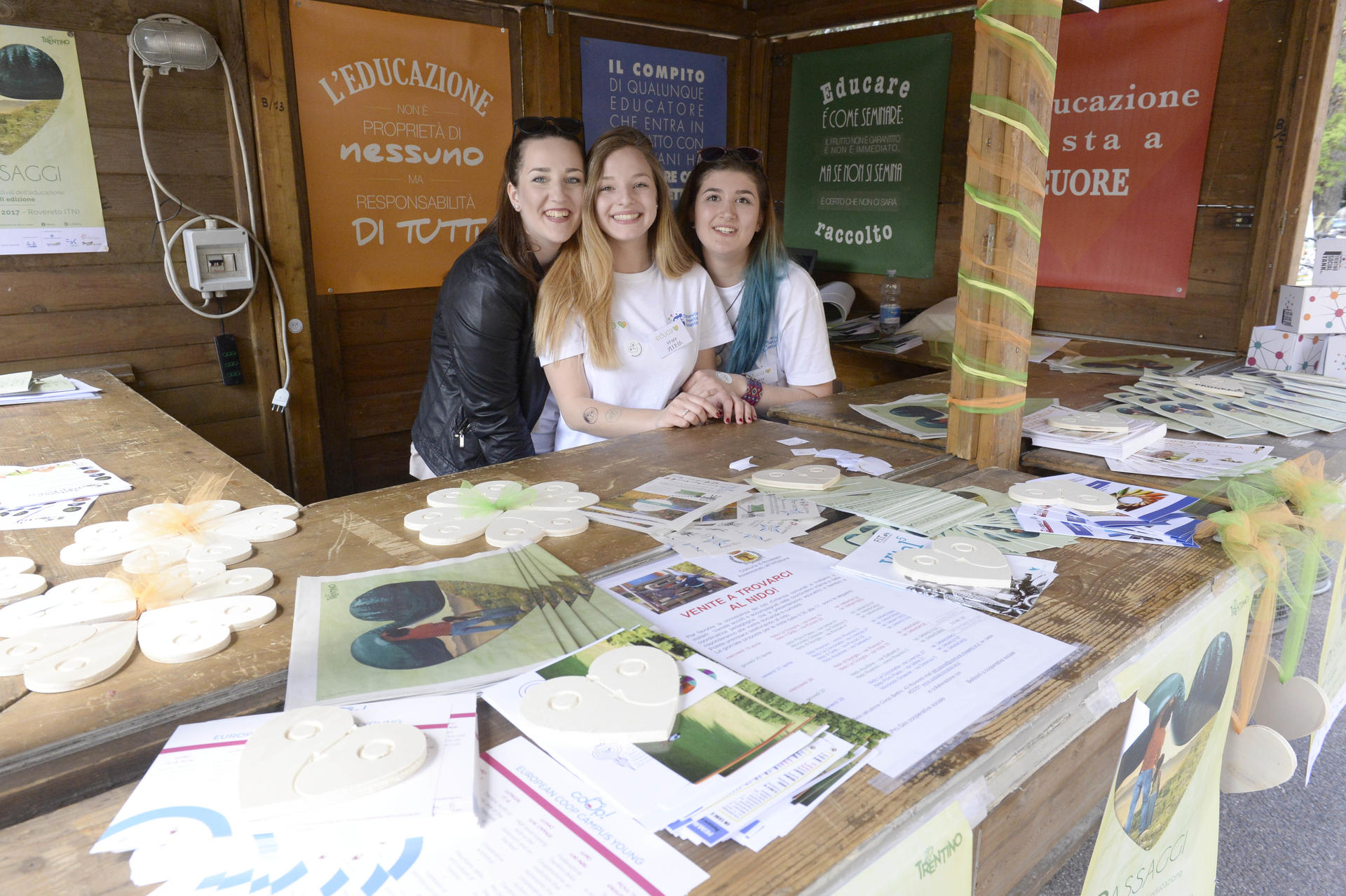 Un Festival non solo per ma anche con i giovani. Un nutrito programma di eventi in cui gli studenti parteciperanno come pubblico, ma anche nel ruolo di interpreti e registi: dalla conduzione di laboratori alla presentazioni di progetti, dalla promozione al supporto organizzativo, passando per la logistica e la redazione di un’indagine di impatto. 