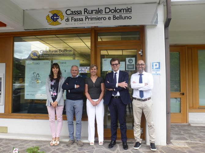 Cassa Rurale Dolomiti: la filiale di Alleghe compie vent’anni Vent'anni fa, la Cassa Rurale Dolomiti è entrata a far parte di questo importante comune Bellunese. L'anniversario è stato un’occasione per condividere questo importante momento di un percorso trascorso insieme e per ringraziare per la pluriennale fedeltà.