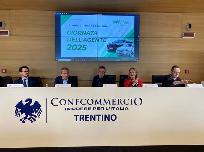 Tavolo relatrici e relatori