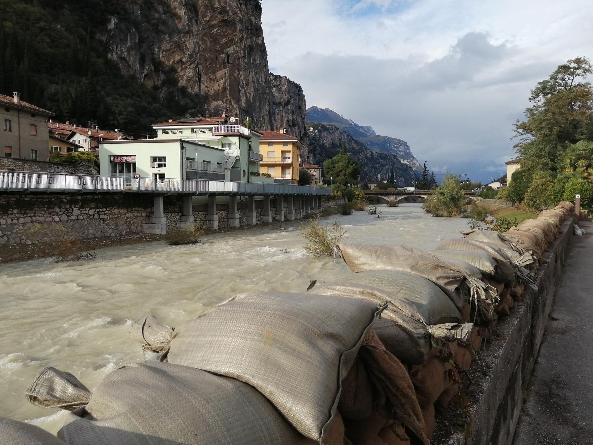 Maltempo del 2-4 ottobre: ecco gli indennizzi
Sono in arrivo i contributi per i soggetti privati danneggiati dall'ondata di maltempo del 2-4 ottobre che ha colpito i Comuni situati nei bacini del torrente Noce e del fiume Sarca. Lo ha stabilito oggi la Giunta provinciale, su indicazione del presidente Maurizio Fugatti, stabilendo indennizzi per la riparazione di danni causati ad abitazioni e loro pertinenze, ad e attività agricole e ad altre attività economiche sia aziendali che di lavoro autonomo.
Le domande vanno presentate dal 15 novembre 2020 al 15 gennaio 2021 e devono essere indirizzate al Servizio Prevenzione rischi e Centrale unica di Emergenza per le abitazioni, mentre al Servizio Agricoltura per le attività agricole.