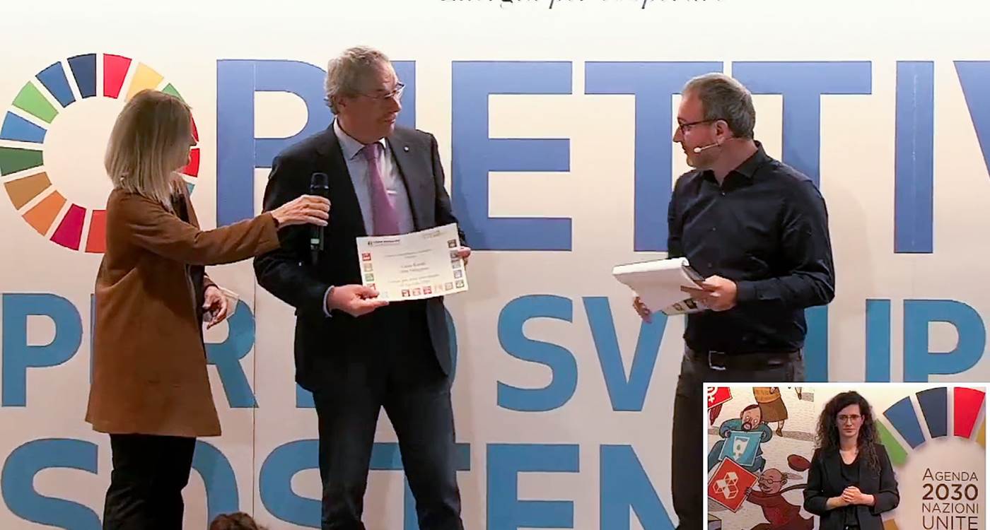 Franco Senesi, presidente Cassa Rurale Alta Valsugana, riceve il premio