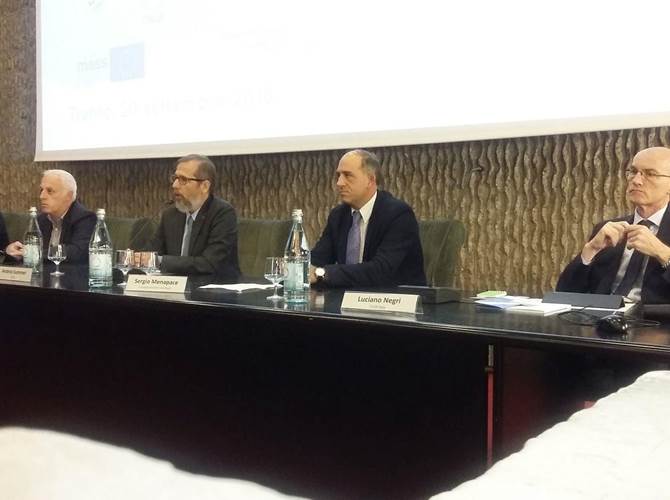 La pratica dell’alpeggio migliora il microbiota del latte E’ quanto emerge dal progetto TrentinCla coordinato dalla Fondazione Edmund Mach e finanziato dalla Fondazione Caritro che ha analizzato 180 campioni di latte, rumine e formaggio nell’ambito attività di ricerca svolta tra Malga Juribello e i laboratori del campus di San Michele all’Adige.