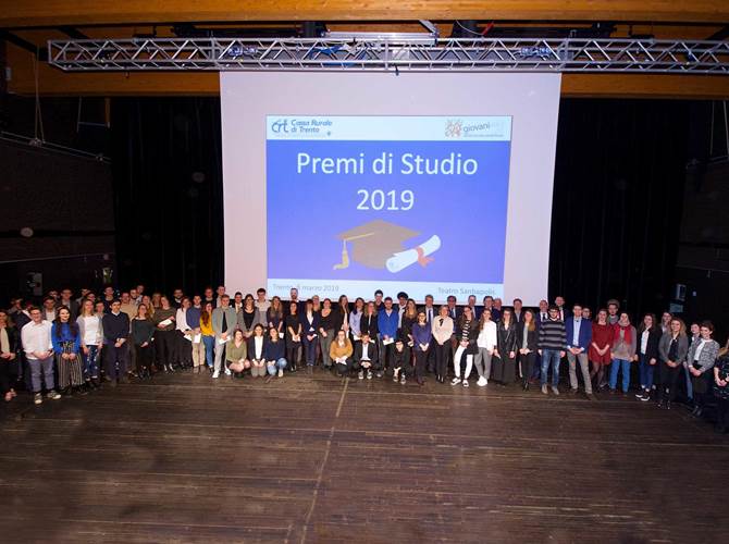 Cassa Rurale di Trento ha premiato centoquarantanove giovani Quarantuno diplomati e 108 laureati hanno ricevuto al Teatro Sanbapolis il riconoscimento dell’istituto di credito cooperativo alla luce dei risultati (in molti casi di eccellenza) che hanno caratterizzato il percorso di ciascuno nella secondaria superiore e all’Università.