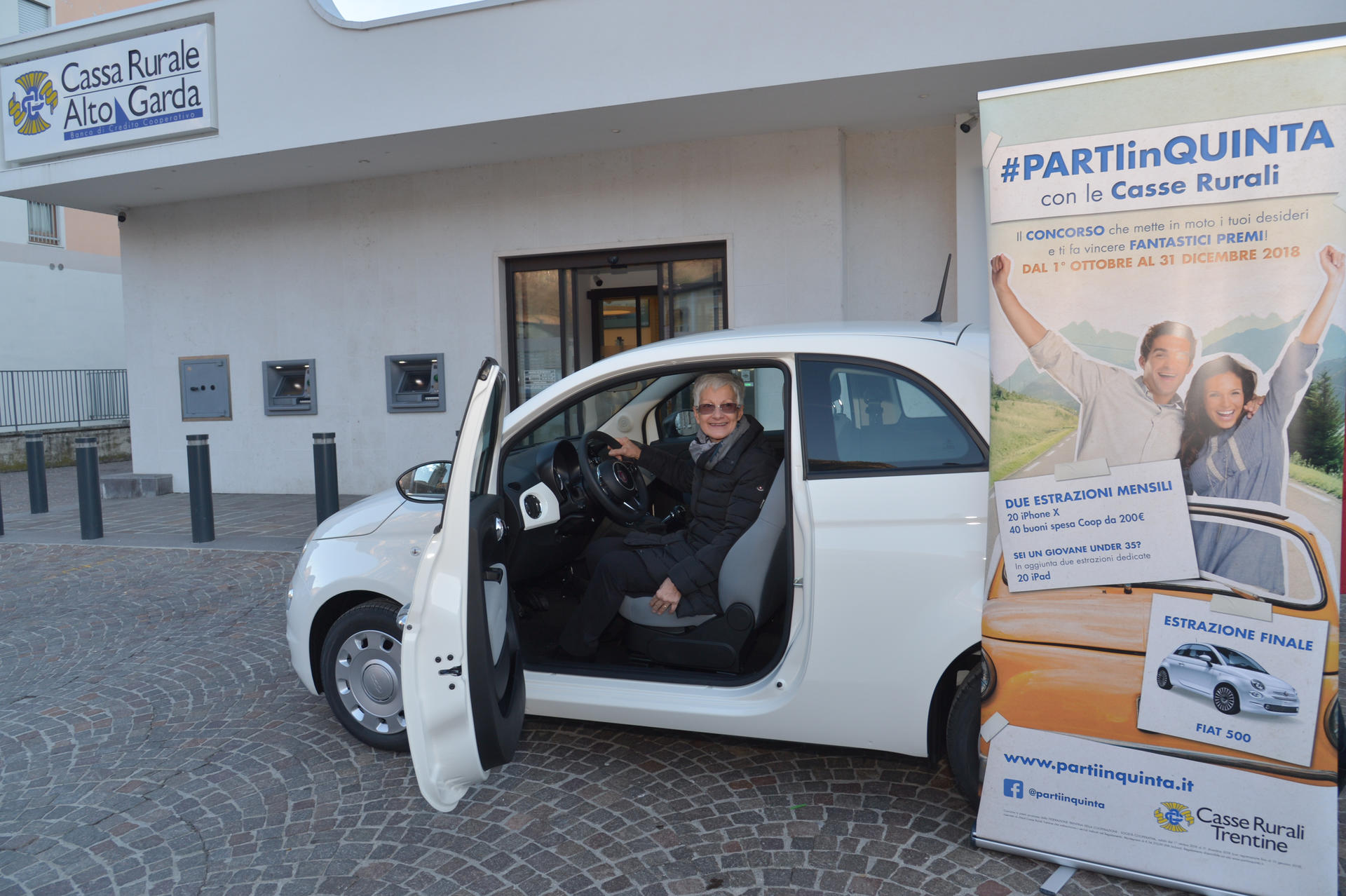 “PARTIinQUINTA”: consegnato il superpremio finale Atto finale del concorso delle Casse Rurali Trentine. Ieri pomeriggio è stato consegnato il primo premio assoluto, una Fiat 500. Se l’è aggiudicata Gemma Trainotti, cliente della Cassa Rurale Alto Garda.