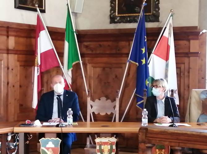 Biodiversità da tutelare, Trentino in prima fila Insetti, fiori, piante, animali. La metà delle specie autoctone vive sui prati creati dall'uomo, e se è vero che la biodiversità è alla base della vita e che senza di essa non c'è vita, è anche vero che essa è sempre più a rischio e la sua progressiva "erosione" rappresenta un'emergenza ancora più grave del cambiamento climatico. Sono alcuni dei concetti chiave emersi stamattina, durante il convegno "La biodiversità nell'agricoltura di montagna: un patrimonio da conoscere e da tutelare", ospitato presso la sede della Magnifica comunità di Fiemme a Cavalese e promosso dal Servizio provinciale Politiche di sviluppo rurale in una data significativa, ovvero la Giornata nazionale della biodiversità di interesse agricolo e alimentare e la Giornata Mondiale delle Api.