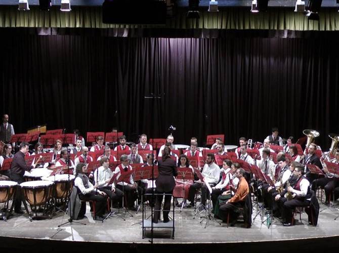 Scuole di musica: un progetto innovativo per motivare docenti e studenti e migliorare l'insegnamento Un progetto di ricerca, formazione e aggiornamento dei docenti delle scuole musicali trentine, partito dalla Scuola Musicale Giudicarie, che sta facendo da apripista, sostenuto e patrocinato dalla Provincia autonoma di Trento e realizzato dalla Federazione dei Corpi Bandistici del Trentino e dalle Scuole Musicali del Trentino.L’iniziativa, unica nel suo genere, è stata presentata presso il Dipartimento istruzione della Provincia, nel corso di una conferenza stampa a cui hanno preso parte l’assessore provinciale all'istruzione, università e cultura, il presidente della Scuola Musicale Giudicarie e rappresentante delle Scuole Musicali del Trentino Margherita Cogo, il presidente della Federazione Corpi Bandistici del Trentino Renzo Braus, ed Emanuela Chemolli, ricercatrice e formatrice, che sta curando con il suo staff la realizzazione del progetto, nelle sue varie fasi.