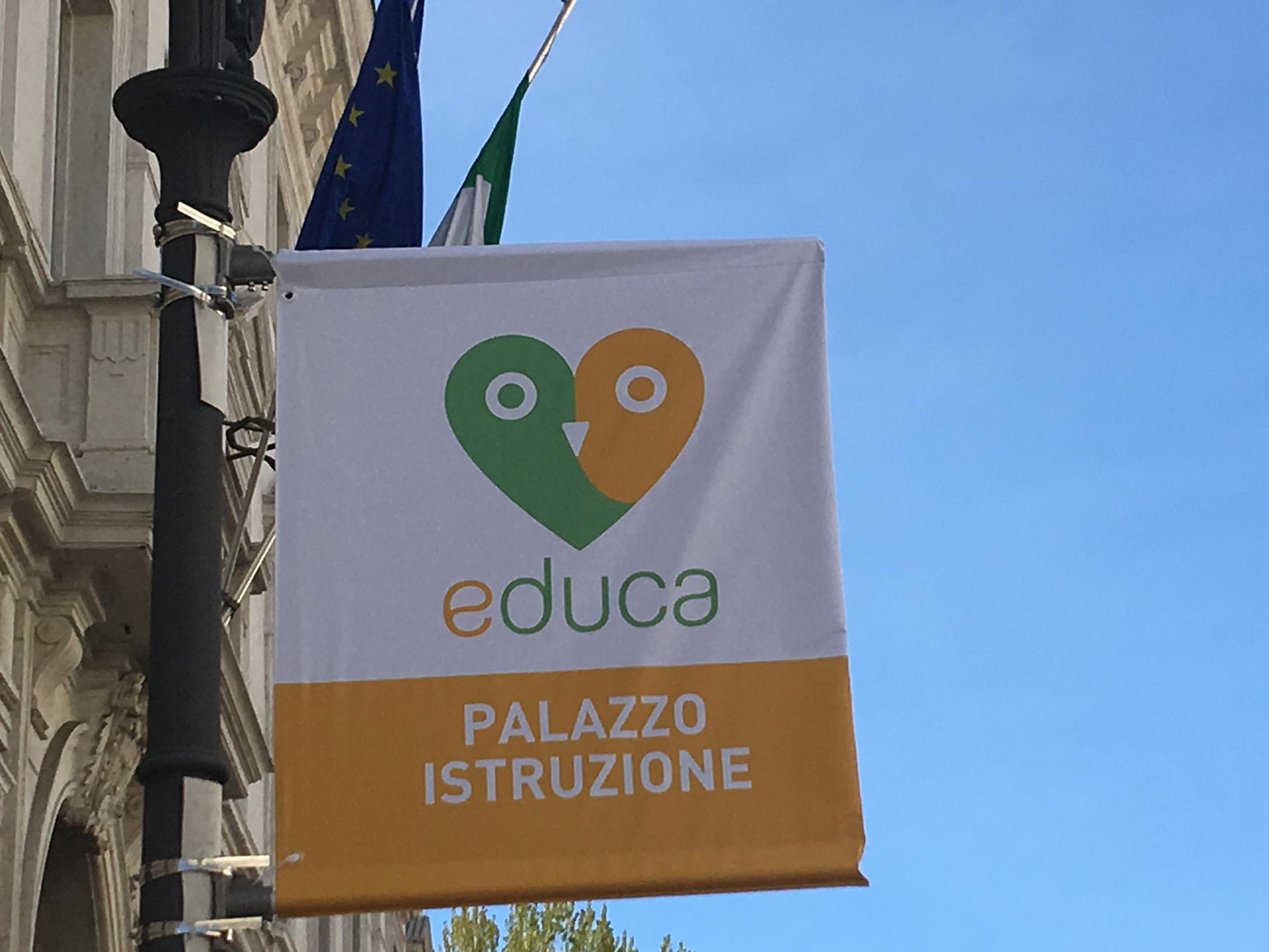 La rivoluzione tecnologica cambia il modo di produrre delle imprese, introduce flessibilità e personalizzazione, ma serve anche una “rivoluzione” parallela  nell’organizzazione dei modelli del lavoro.Dialogo sul futuro del lavoro con l’editorialista del Corriere della Sera e saggista Edoardo Segantini e il ricercatore Francesco Seghezzi, direttore della Fondazione Adapt. Con l’introduzione di Alessandro Ceschi (Federcoop).Nei prossimi anni la domanda di lavoro qualificato crescerà del 5%, mentre scenderà di due punti la domanda di lavoro non qualificato. In Germania il 30% dei lavoratori è impegnato nell‘aggiornamento professionale, in Italia l’8%. La patria del “Made in Italy” è sulla strada giusta ma in ritardo sulla formazione dei lavoratori.