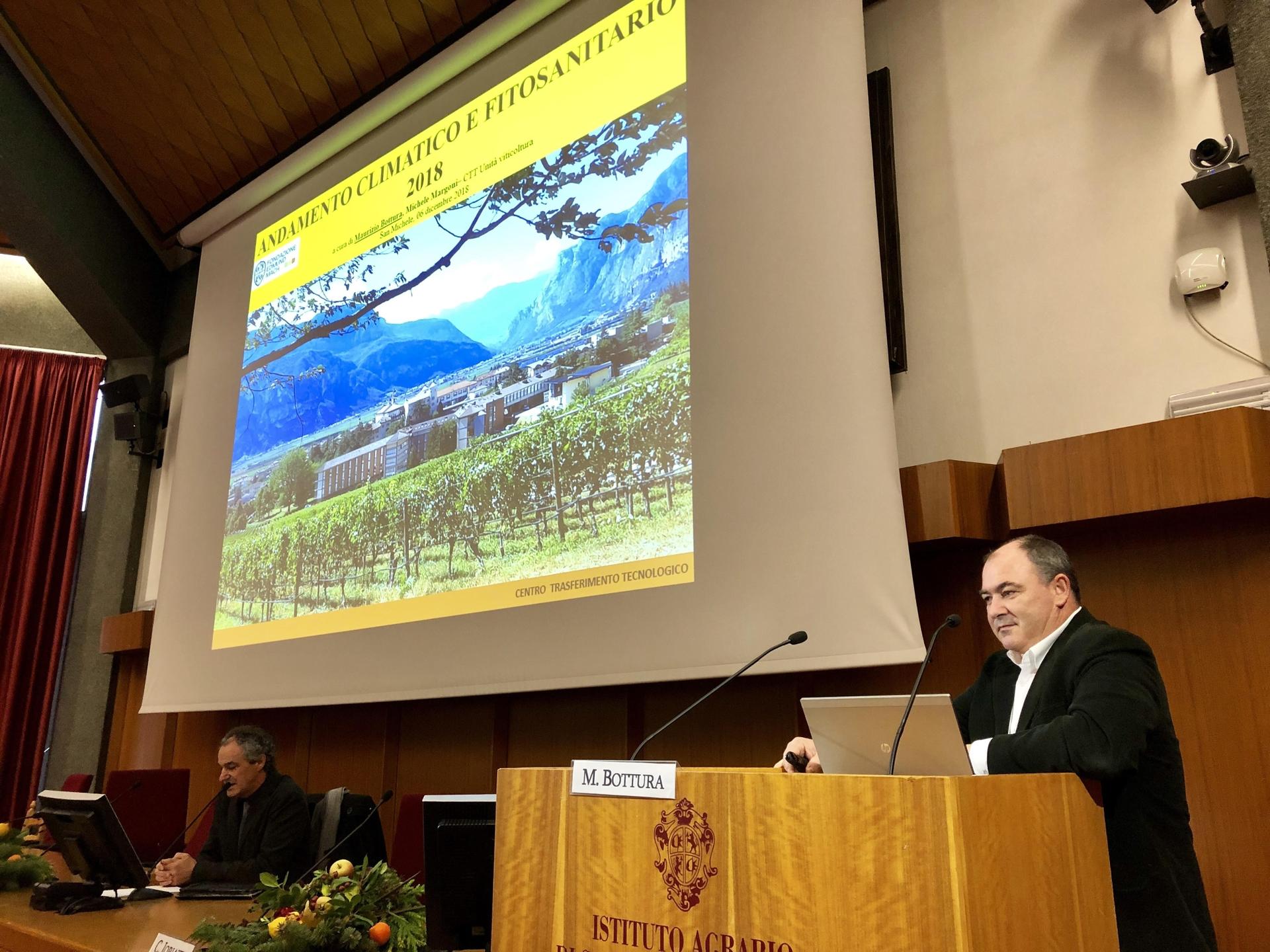 Vendemmia 2018: per gli esperti FEM è un’ottima annata La vendemmia 2018 è stata molto soddisfacente dal punto di vista quantitativo con 1,34 milioni di quintali di uva raccolti. Grazie alle capacità e all’impegno professionale di agricoltori e tecnici anche la qualità dei vini bianchi e rossi è risultata ottima. Se ne è parlato questa mattina davanti a 170 partecipanti in aula magna a San Michele all’Adige in occasione dell’11°Giornata tecnica della vite e del vino, assieme alle relazioni su malattie fungine, flavescenza dorata e cocciniglia farinosa: proprio contro il Planococcus ficus, gli esperti FEM in collaborazione con l’Università di Parma stanno indagando la relazione tra parassita e formiche, come possibile segnale di allarme preventivo contro le infestazioni.