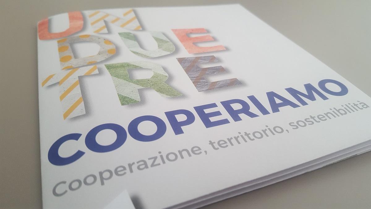 Un due tre cooperiamo. Cooperazione, territorio, sostenibilità E’ un progetto formativo indirizzato alle alunne e agli alunni della scuola primaria e secondaria di primo grado. Un modo nuovo per scoprire il mondo della Cooperazione Trentina promosso dall’ufficio cultura e formazione cooperativa della Federazione con il sostegno delle Casse Rurali.