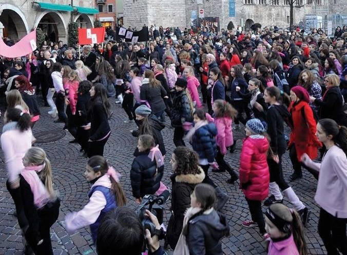 Flash mob V-Day One Billion Rising alle 17,30 del 14 febbraio Giovedì 14 febbraio, alle 17.30, appuntamento in piazza Duomo a Trento per unirsi al flash mob V-Day One Billion Rising e ballare Break the chain. L'iniziativa, giunta alla settima edizione, è un modo per dire basta alla violenza maschile contro donne e bambine