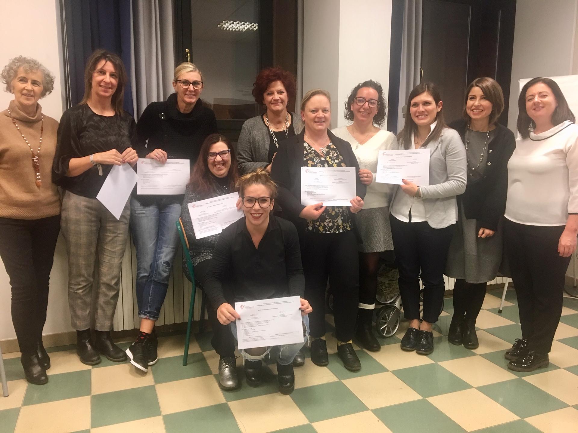 Un percorso che valorizza le competenze manageriali delle donne nel mondo cooperativo Si è concluso con un seminario il progetto "WOMANagement”, un percorso di riconoscimento delle competenze che ha permesso a 12 donne occupate nel mondo cooperativo di valorizzare il proprio patrimonio di professionalità per loro stesse e le organizzazioni in cui operano, realizzato dalla Fondazione Franco Demarchi e l’Associazione Donne in Cooperazione, con il contributo dell’Agenzia del Lavoro di Trento- Ufficio Pari Opportunità.Al seminario sono intervenute Laura Ravanelli, coordinatrice Fondazione Demarchi, Mariangela Franch, vice-presidente Federazione Trentina della Cooperazione, Nadia Martinelli, presidente Associazione DonneinCooperazione, Chiara Marino, formatrice Fondazione Franco Demarchi e Daniela Baldini, Istituto Italiano di Valutazione.Al termine sono stati consegnati alle partecipanti gli attestati di Competenza.