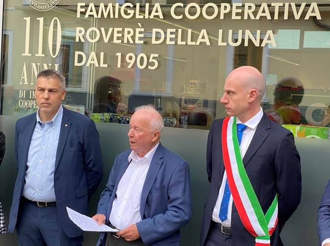 Il presidente Arrigo Dalpiaz durante la sua relazione. A sinistra nella foto Germano Preghenella vicepresidente Cooperazione Trentina. A destra il vicesindaco di Roverè della Luna Denis Dalpiaz.