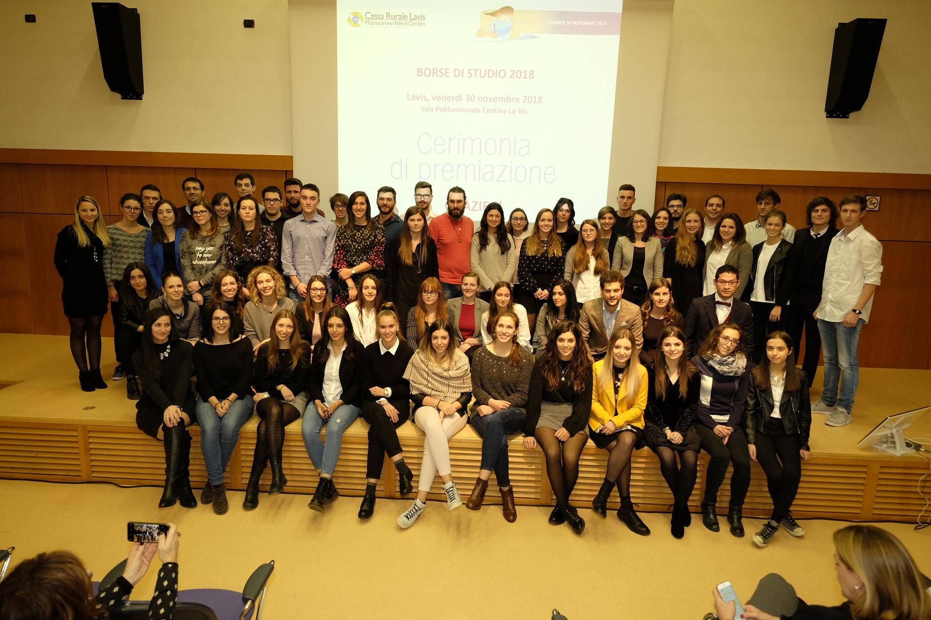Cr Lavis-Mezzocorona-Valle di Cembra ha premiato ottantanove diplomati e laureati Questa sera, la sala polifunzionale della Cantina LaVis e Valle di Cembra, ha ospitato la consegna dei premi allo studio della Cassa Rurale Lavis-Mezzocorona-Valle di Cembra. Ottantanove i premiati: sessanta laureati e ventinove diplomati. Ospite d’onore: Daria de Pretis, giudice della Corte Costituzionale della Repubblica Italiana.