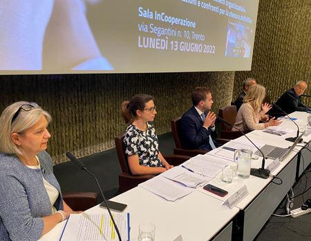 Il tavolo dei relatori al convegno. Da sin Joris, Cadeddu, Barichello, Paulmichl, Dal Bosco e Simoni_