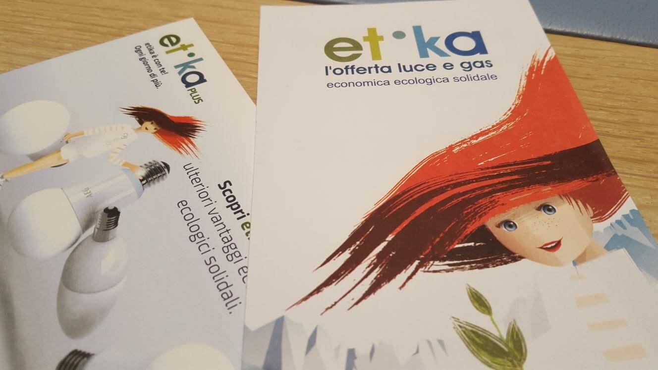 Ed ora nasce la collana editoriale “il mondo di etika”È on line sul sito www.etikaenergia.it la prima di una serie di narrazioni illustrate e video animati che racconta di tutela ambientale, solidarietà ed economia equa. L’iniziativa culturale ha l’obiettivo di diffondere i valori che hanno ispirato l’offerta luce e gas ideata dal mondo cooperativo insieme a Dolomiti Energia.Il gruppo dei partner di etika ha inoltre lavorato in vista della fine del mercato di maggior tutela (luglio 2019) per continuare a garantire convenienza e trasparenza ai propri soci e clienti.In un anno risparmiate più di 7.000 tonnellate di anidride carbonica. Per il loro assorbimenti servirebbero 1.500 ettari di boscoFra qualche settimana il Comitato scientifico annuncerà i nuovi progetti solidali proposti dalle cooperative sociali a favore di persone con disabilità che si andranno aggiungere a quelli avviati all’inizio dell’anno.