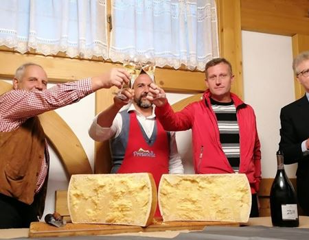 Brindisi dopo il taglio della forma di Trentingrana di malga 50 mesi