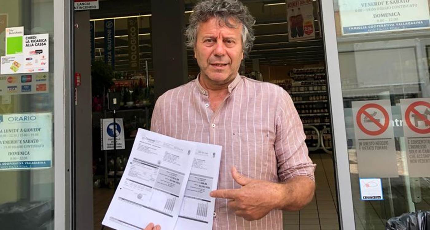 Il presidente Stefano Libera mostra le bollette