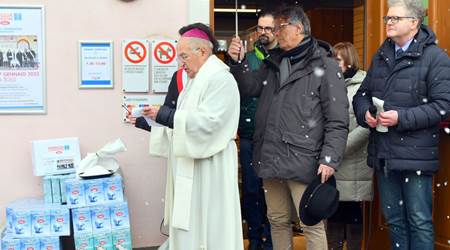 Monsignor Luigi Bressan, vescovo emerito di Trento, benedice il sale