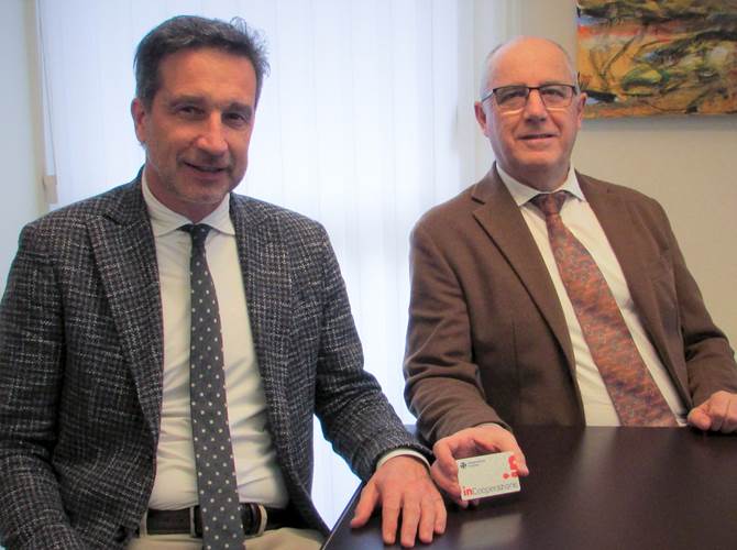 Da sinistra Deimichei e Maffei mostrano la nuova carta inCooperazione