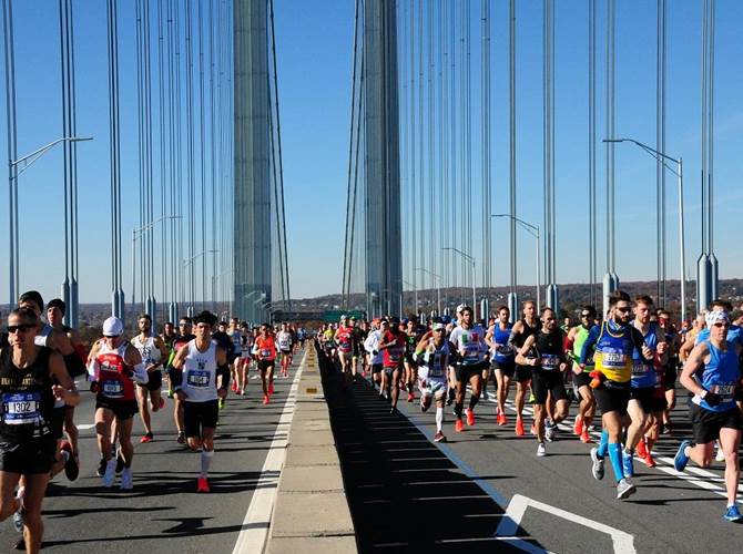 49esima maratona di New York. Di corsa con Cassa Rurale di Trento L’istituto di credito cooperativo della città capoluogo propone, a soci e clienti (non solo a chi indossa maglietta, calzoncini e scarpe da corsa) il “pacchetto viaggio” per la Maratona di New York in calendario il prossimo novembre. Un’opportunità interessante per chi ama confrontarsi sulle grandi distanze o per chi desidera vivere da spettatore un’esperienza straordinaria.