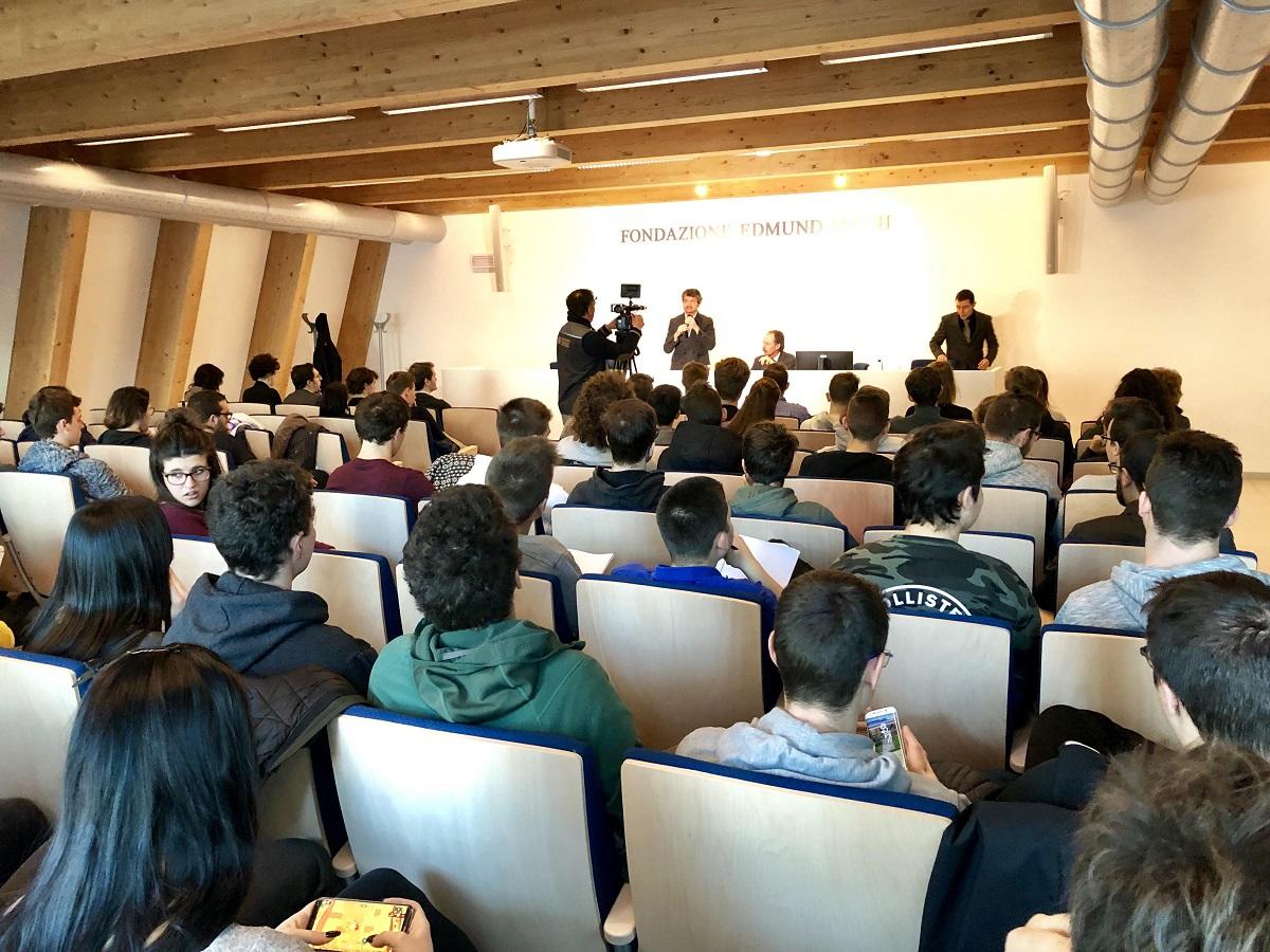 Distillati, birra, caffè, infusi e succhi: al via il corso per Tecnico superiore delle bevande Nei due anni di alta formazione professionale gli studenti si occuperanno di distillazione, birrificazione, succhi di frutta ma anche prodotti “innovativi” come infusi, caffè, cioccolate e bevande a base di aloe e zenzero, sviluppando competenze operative e di controllo negli ambiti della sicurezza alimentare all’interno delle filiere.