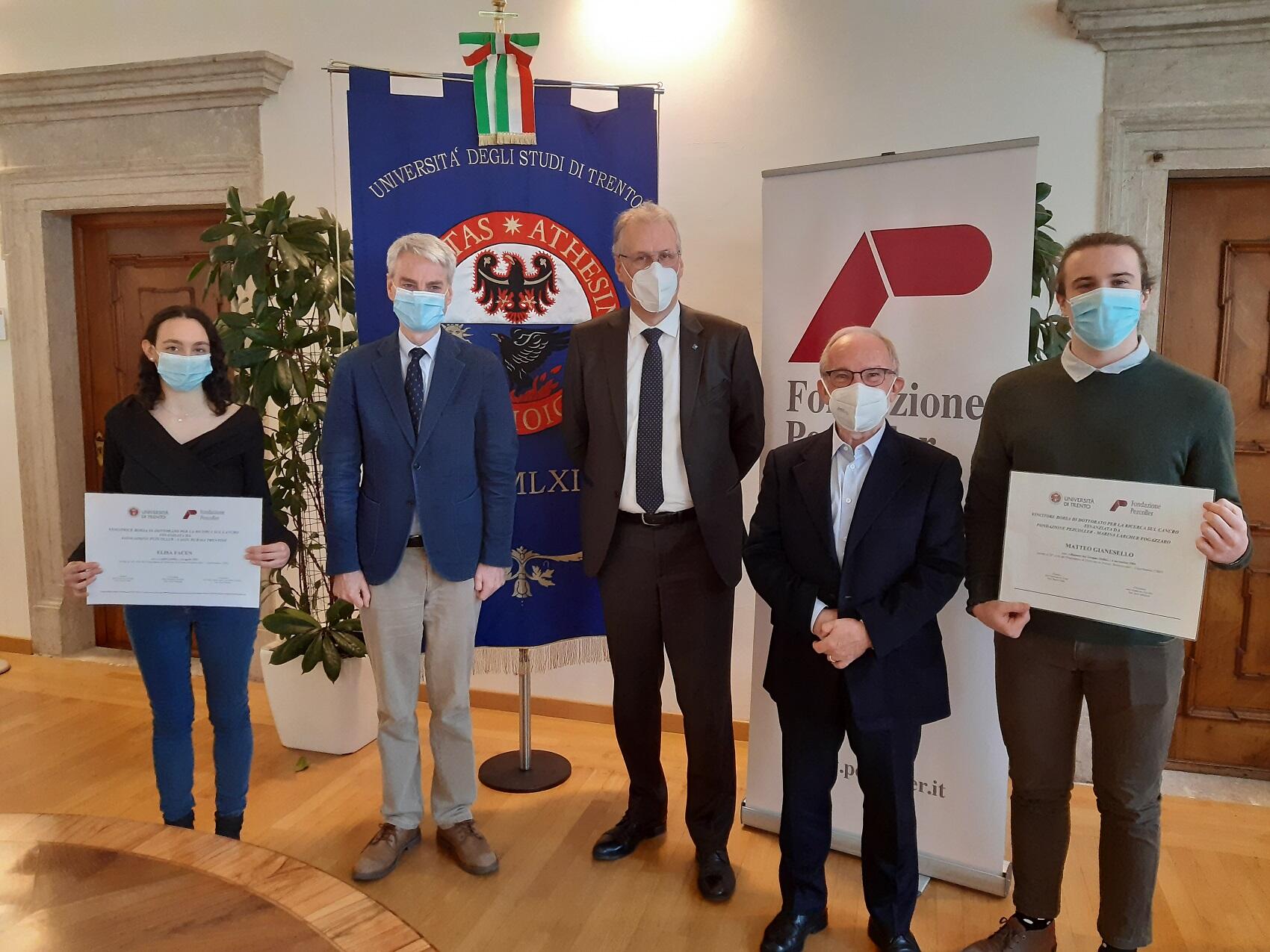 Elisa Facen e Matteo Gianesello vincono le due borse di dottorato attivate grazie alla collaborazione tra UniTrento e Fondazione Pezcoller, di cui una finanziata dal Fondo comune delle Casse rurali trentine. Lavoreranno per tre anni al Dipartimento di Biologia Cellulare, Computazionale e Integrata (CIBIO) sul tumore maligno delle guaine nervose periferiche e sul medulloblastoma, il più̀ comune tumore pediatrico al cervello. Oggi le congratulazioni ai due vincitori in Rettorato da parte del rettore Collini, del presidente della Fondazione Pezcoller Galligioni e del presidente del Fondo Comune delle Casse Rurali Trentine Silvio Mucchi.