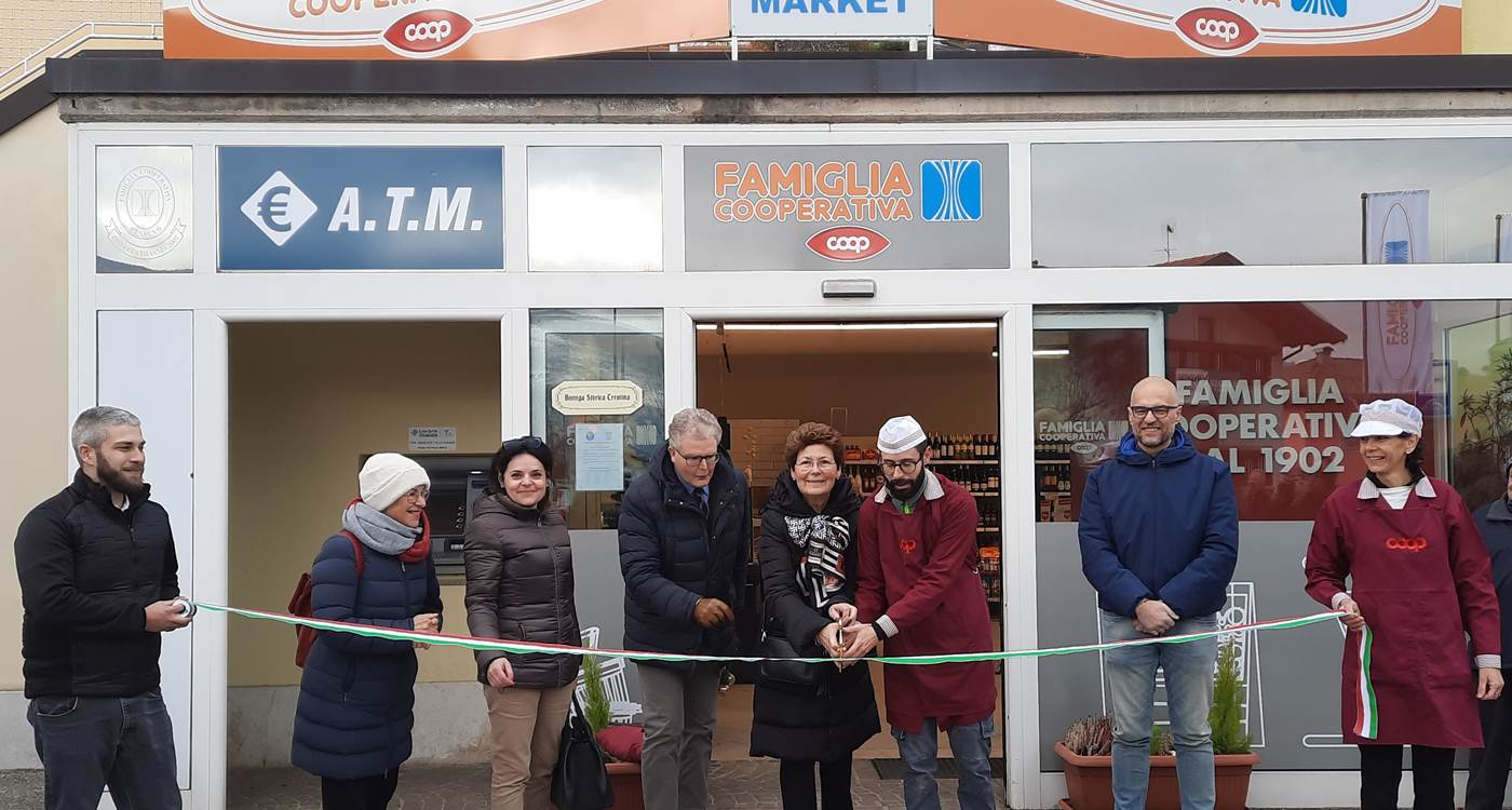 Taglio del nastro affidato a Maria Elisa Andreolli, presidente Famiglia Cooperativa Monte Baldo